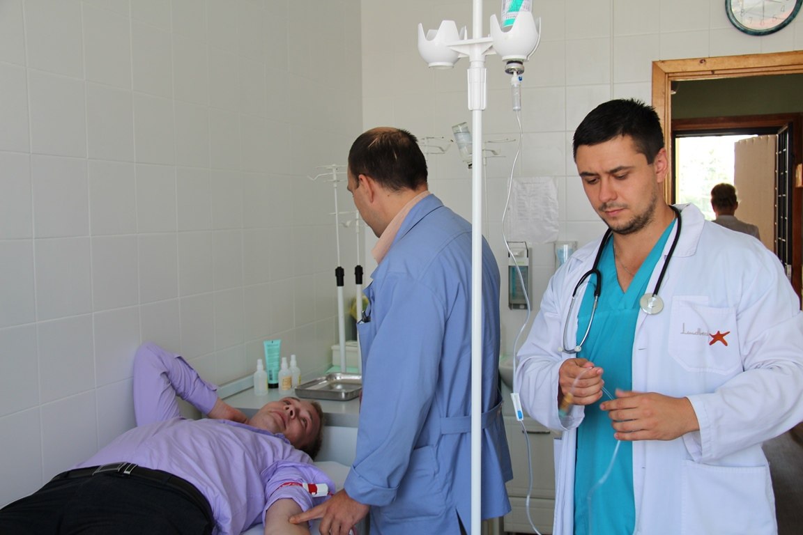 Врачи ставят капельницу пациенту